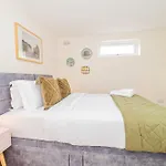 Simone Room For Two At A 3-Bedroom Flat At Hanwell