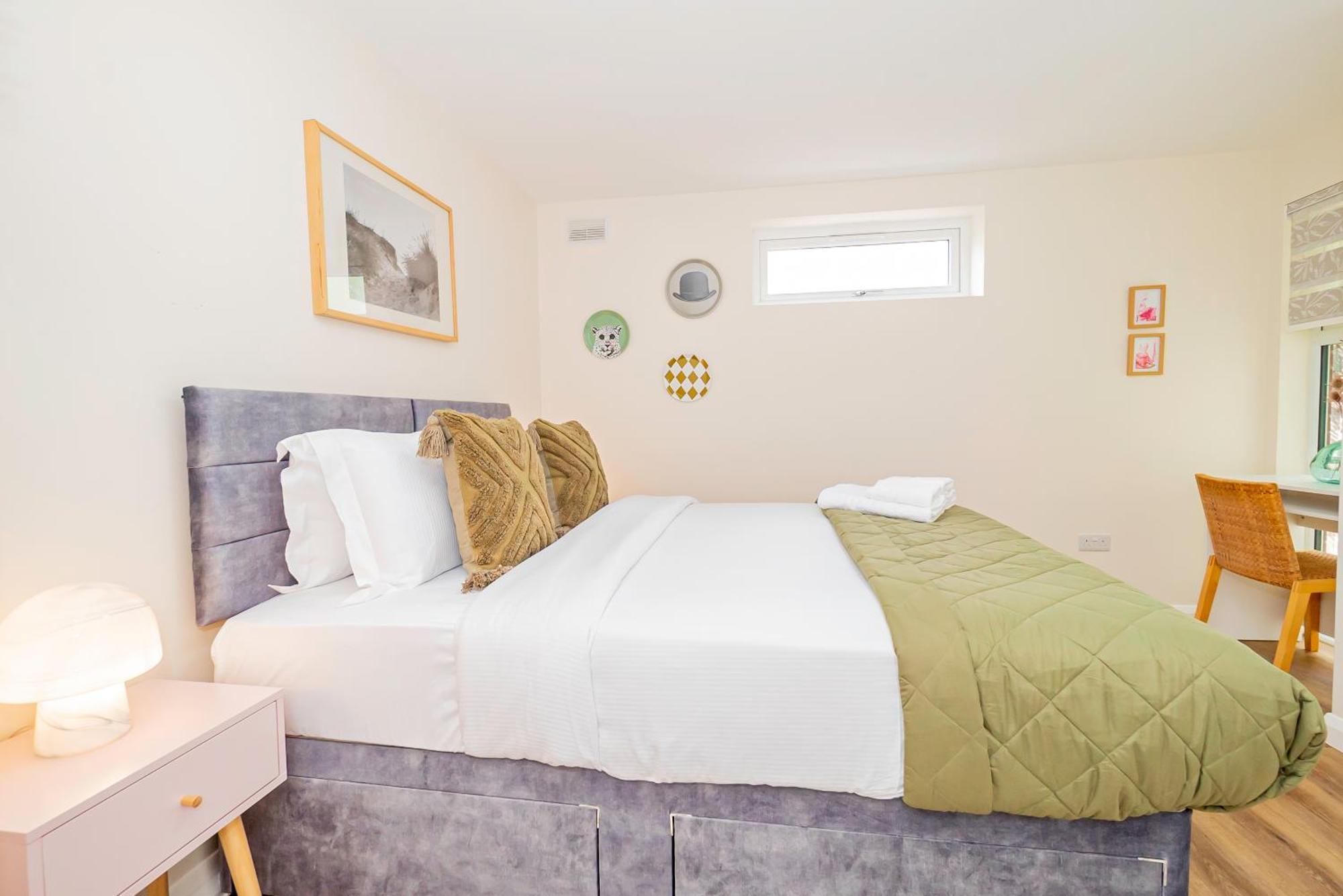 Simone For Two At A 3-bedroom Flat At Hanwell * Greenford (Greater London)