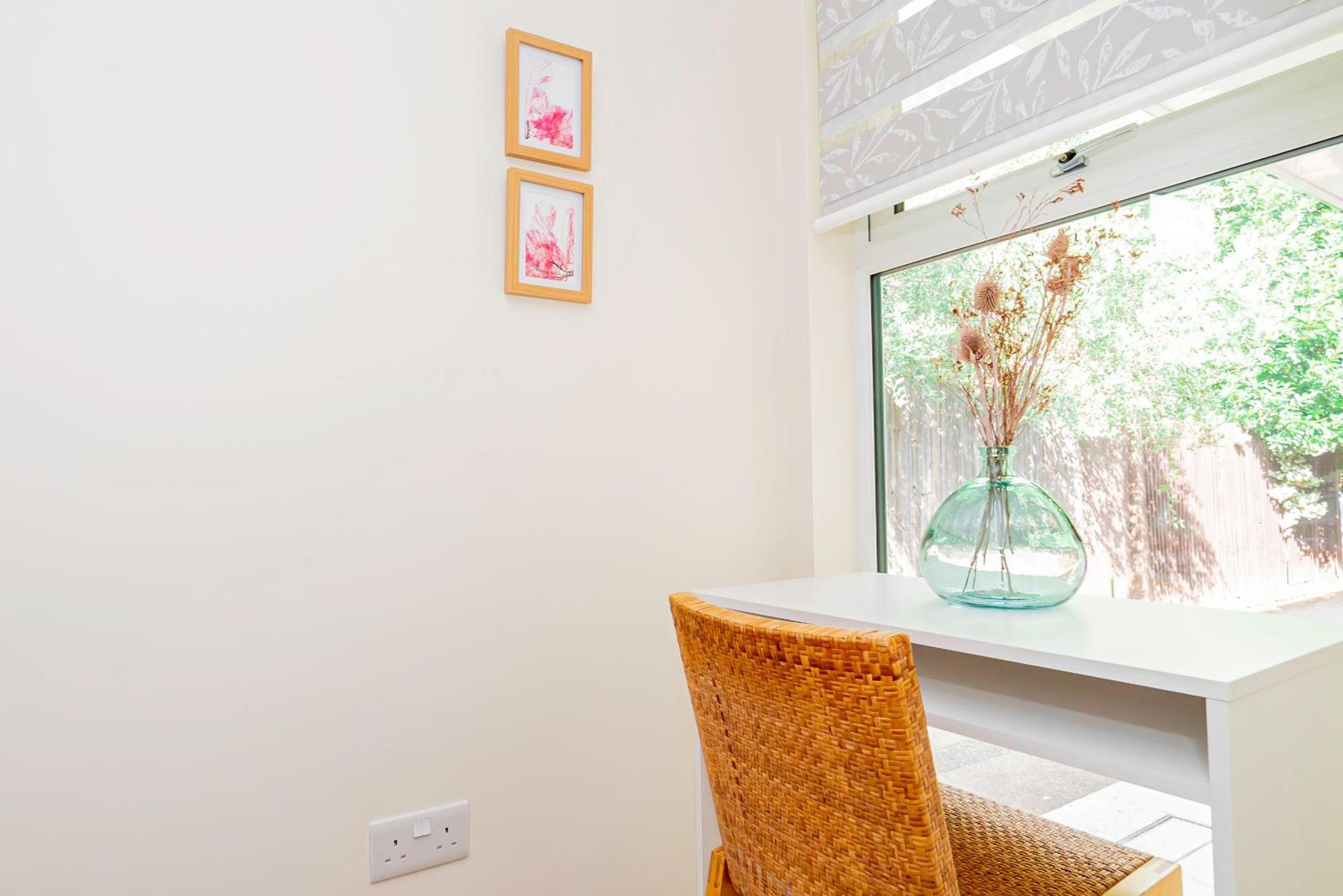 Simone For Two At A 3-bedroom Flat At Hanwell Apartment