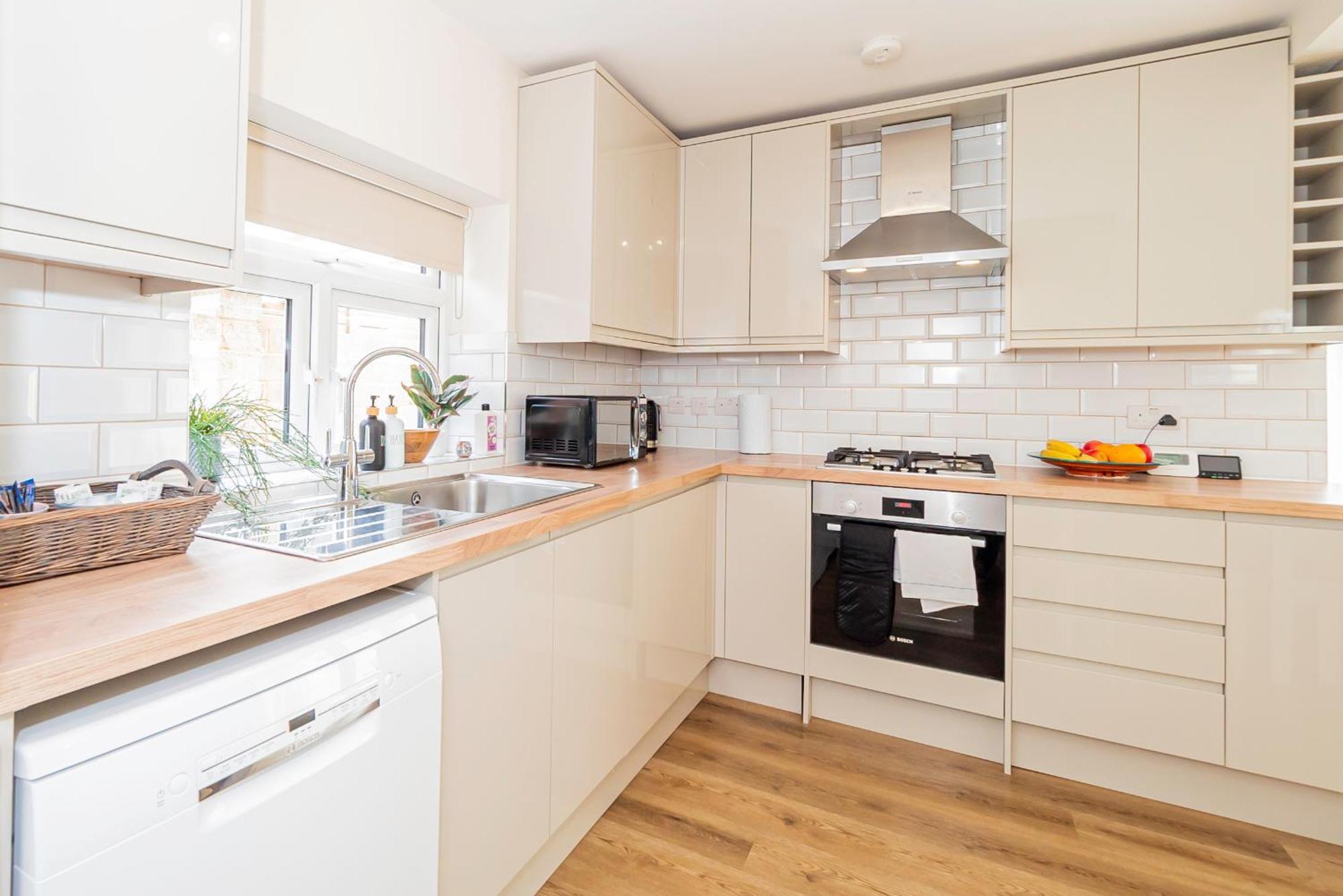 Simone For Two At A 3-bedroom Flat At Hanwell * Greenford (Greater London)