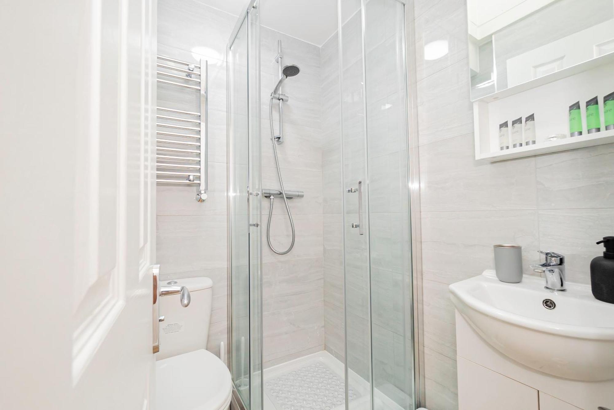 Simone For Two At A 3-bedroom Flat At Hanwell *