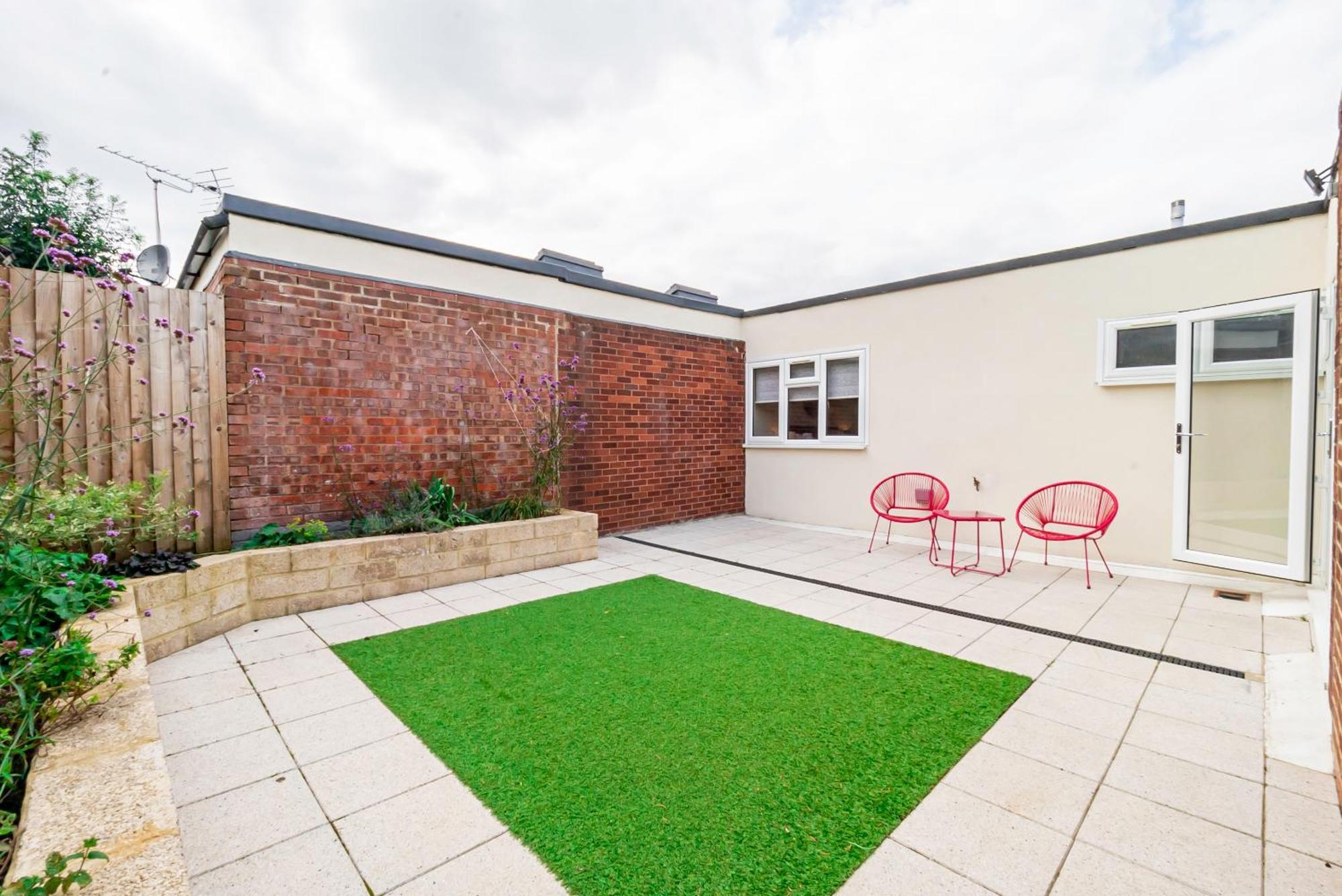 Simone For Two At A 3-bedroom Flat At Hanwell Greenford (Greater London)