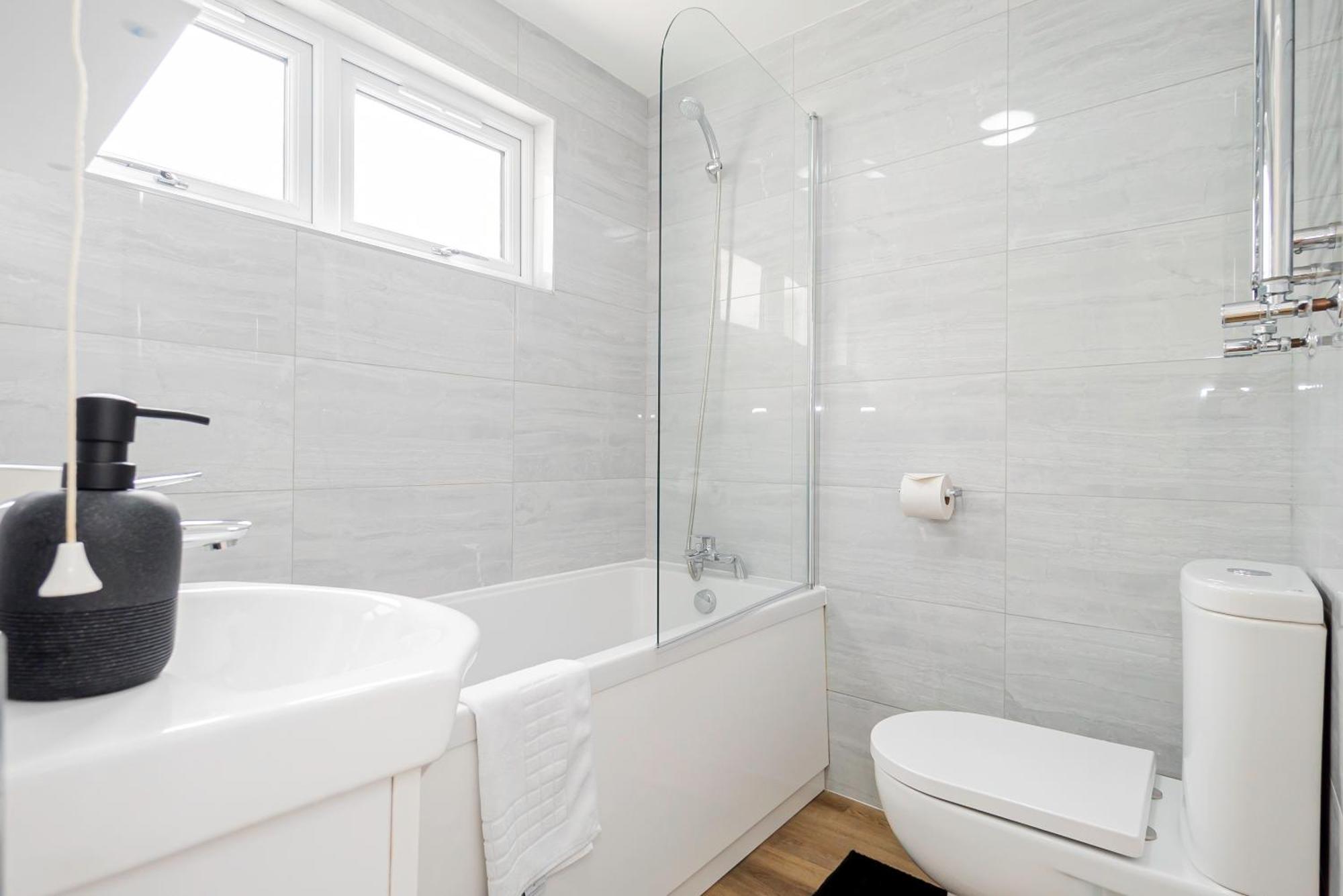 Simone For Two At A 3-bedroom Flat At Hanwell Greenford (Greater London)